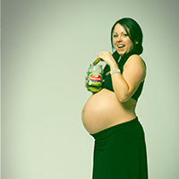 Femme enceinte qui mange des cornichons